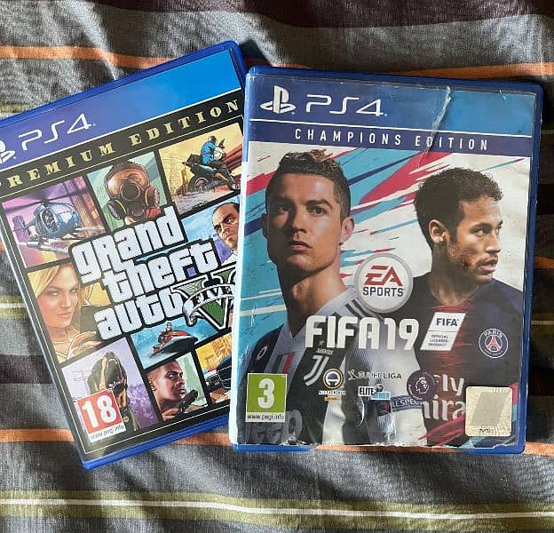 PS4 SLIM WITH BOX 0