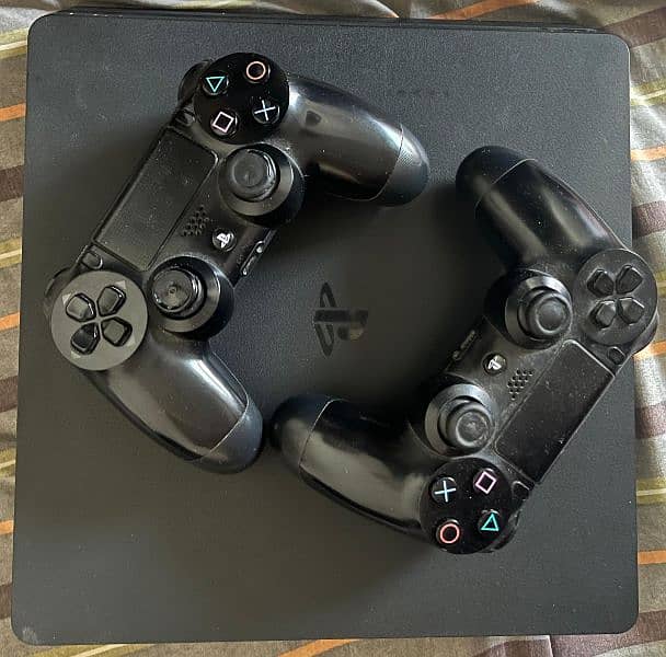 PS4 SLIM WITH BOX 1