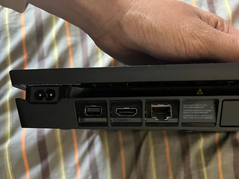 PS4 SLIM WITH BOX 2