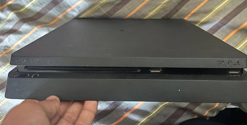 PS4 SLIM WITH BOX 4