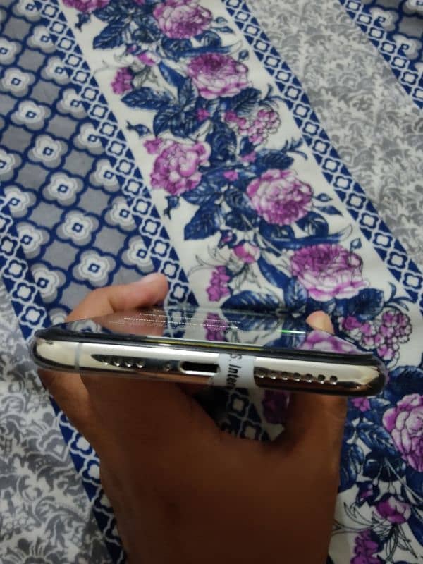 iPhone XS Max 512 GB factory unlocked 2 months sim time 4