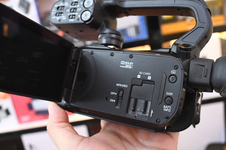 Canon XA20 Handy Camcorder 5