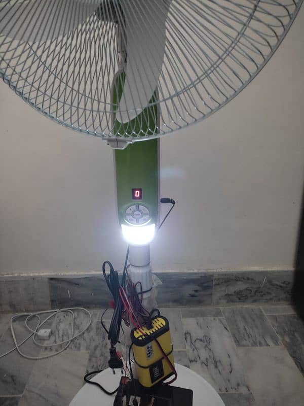 Sogo AC DC Pedestal Fan with battery and charger 3