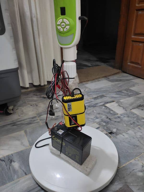 Sogo AC DC Pedestal Fan with battery and charger 5