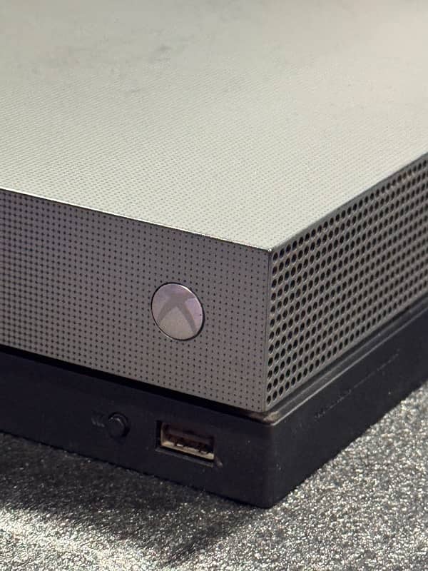 Xbox One X 1TB Project Scorpio Edition 6