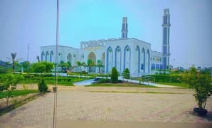 Safari Garden housing scheme behtarin location behtarin plot School masjid hospital water plant Park kushaada Road men ferozepur road se 4 kilometer dur Sue e Asal Raiwind Road Lahore