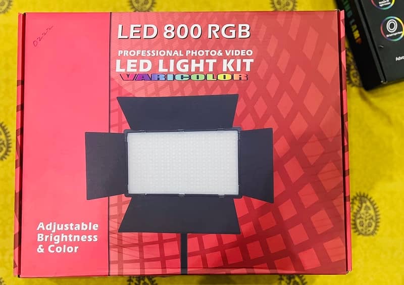 RgB LED 800 Professional Studio Light with Light stand and 2 batteries 1
