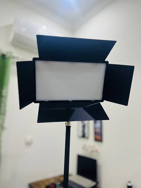 RgB LED 800 Professional Studio Light with Light stand and 2 batteries 3