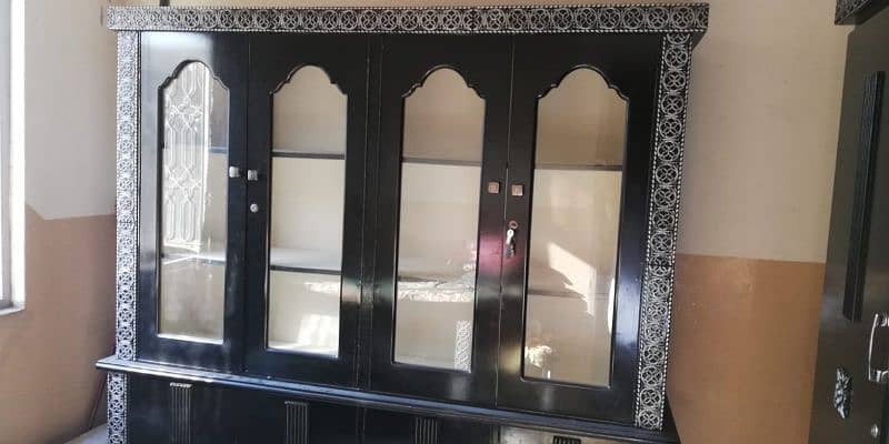 show case for sale good condition (divider) 1