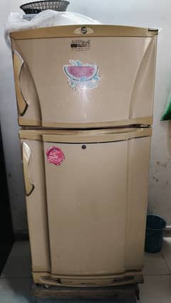 Pel refrigerator ok condition 0303-69-37-0-78 is no pe rabta kren