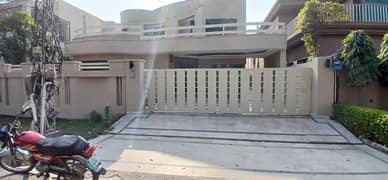 One Kanal Used Modern Design Bungalow For Sale At Prime Location Of DHA Lahore Near To Park Masjid & Commercial Market