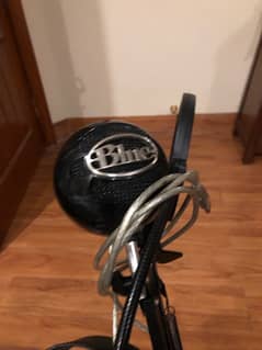 blue snowball black mic with stand