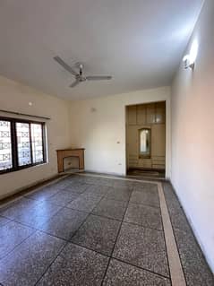 Portion for rent location chaklala scheme 3 extension 2bed tv loung dariwng room stor room kitchen 3bath bijli gass available