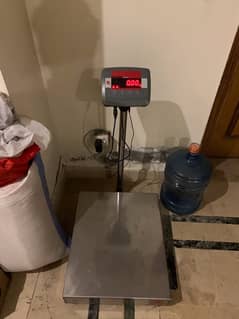 OHAUS Defender 2000 industrial weight scale.