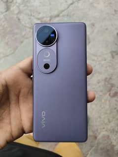 Vivo V40.