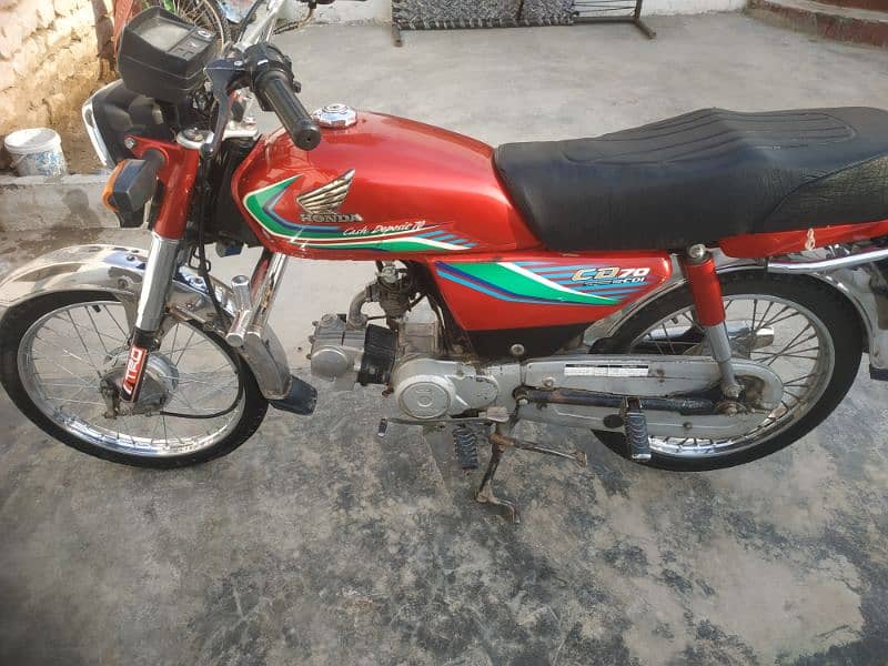 Honda cd 70 2016 bataa 17 model 16 k 10 month ki bike h saaf halat mai 4