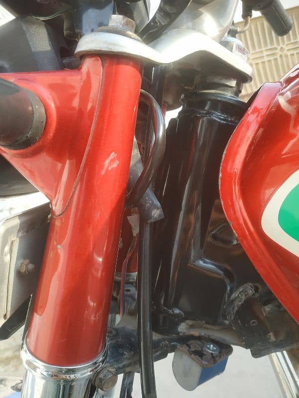 Honda cd 70 2016 bataa 17 model 16 k 10 month ki bike h saaf halat mai 9