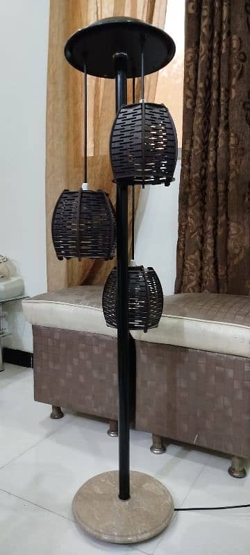 Standing lamp for drawing room like new working 1