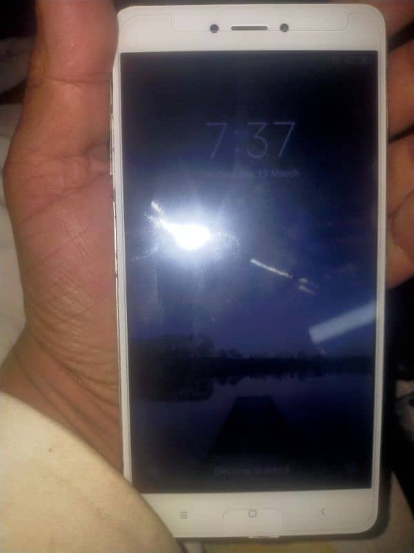 MI mobile 3GB ram 32GB memory all okay hai 0