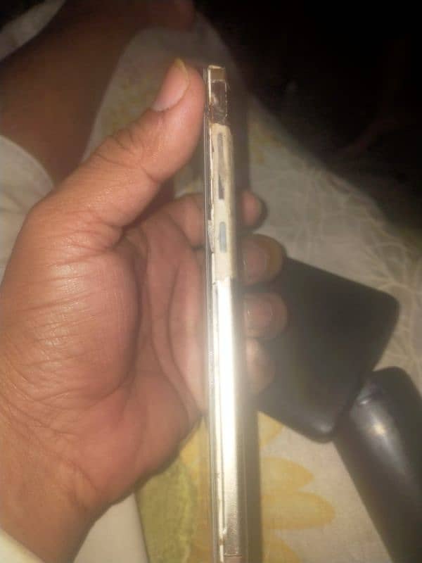 MI mobile 3GB ram 32GB memory all okay hai 4