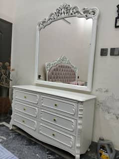 dressing table new condition