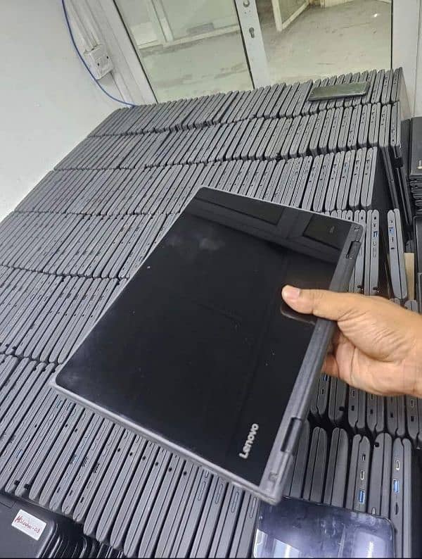 Lenovo 2-in-1 Touch Screen ChromeBook Laptop + Tablet 32GB Room 6