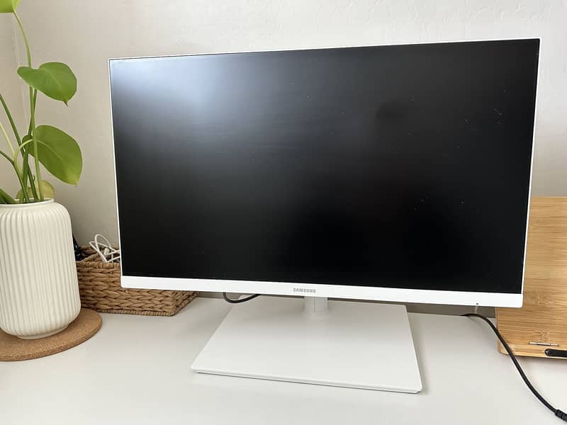 24" Inch Samsung 2K USB -C Monitor(2560 x 1440) Borderless wholesale 9