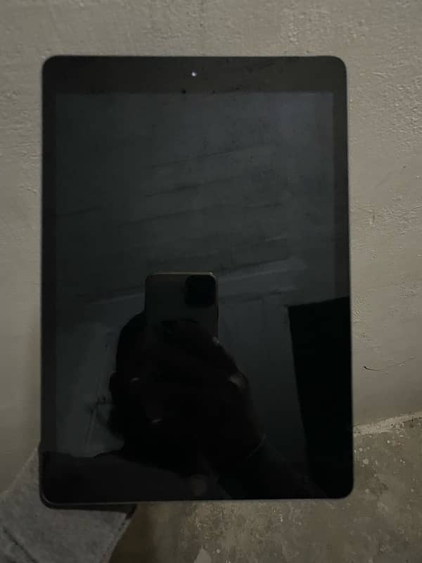 ipad 8th generation 32gb. 9.5/10 condition 5