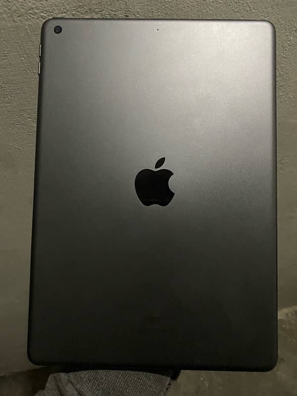 ipad 8th generation 32gb. 9.5/10 condition 7