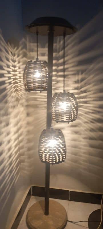 Standing lamp for drawing room like new working 0
