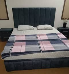 Bed king size with tabl o. 3.1. 7.6. 4.4. 8.1. 8.9 w. h. t. s. a. p o.