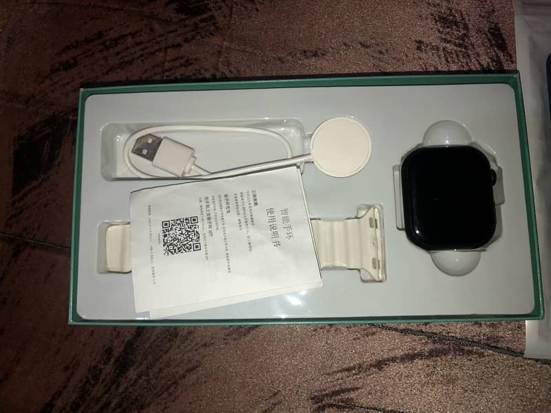 W9 ULTRA SMART WATCH WITH EXTRA BAND 10/10 CONDITION 0