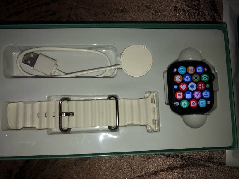 W9 ULTRA SMART WATCH WITH EXTRA BAND 10/10 CONDITION 1