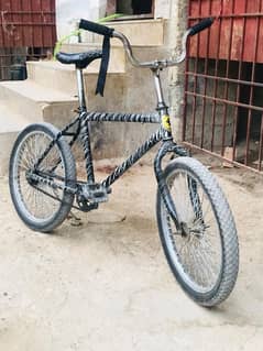 cycle in single frame bmx black colour