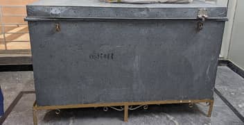 Trunk (Paetti) + Iron stand Urgent Sale