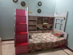 kids bed almari k Sath hai or metress bhi