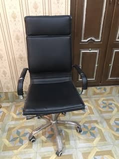 ONE  boss chair    like new chair urgently sale