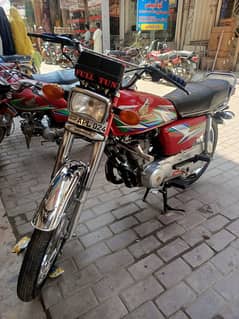 honda 125 red colour bohat saf bike ha