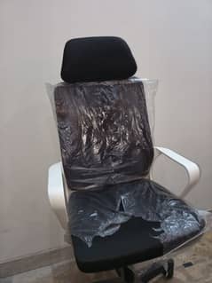 gaming chair black white 1month used