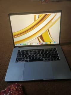 macbook 2017 15" 4gb card 16/512. cor i7