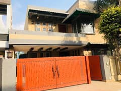 10Marla Used House For Sale In Shaheen Block Bahria Town Lahore.