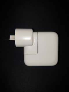 Apple ipad ka charger he 100% orignal he australia se mangvaya tha