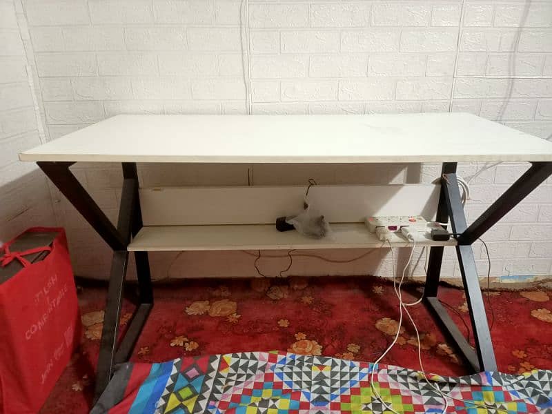 PC Table for sale 10/10 condition 0