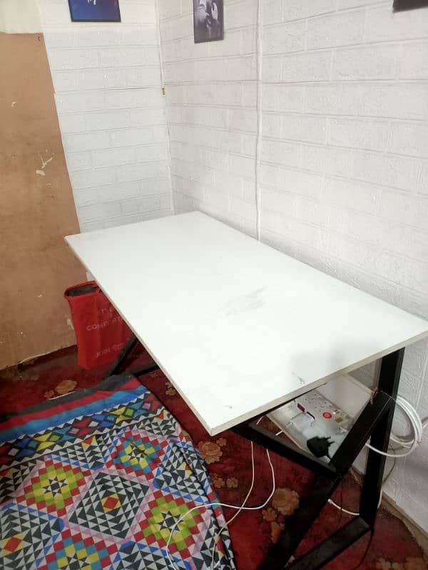 PC Table for sale 10/10 condition 3