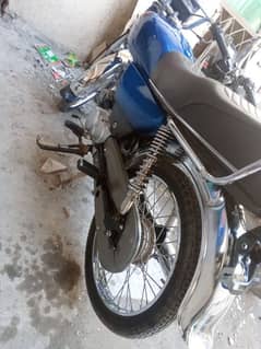 Honda CD old 90 model tayar krwya ha  gare k parts sab ganeun. dale ha