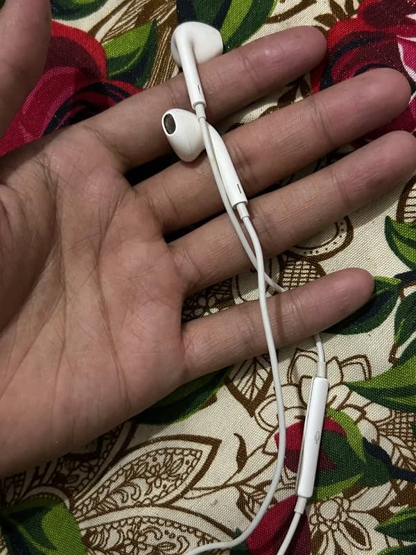 Apple iphone orignal Wired headFree 10/10 condition 1