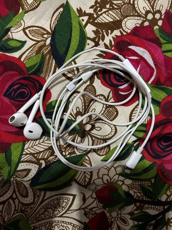 Apple iphone orignal Wired headFree 10/10 condition 2