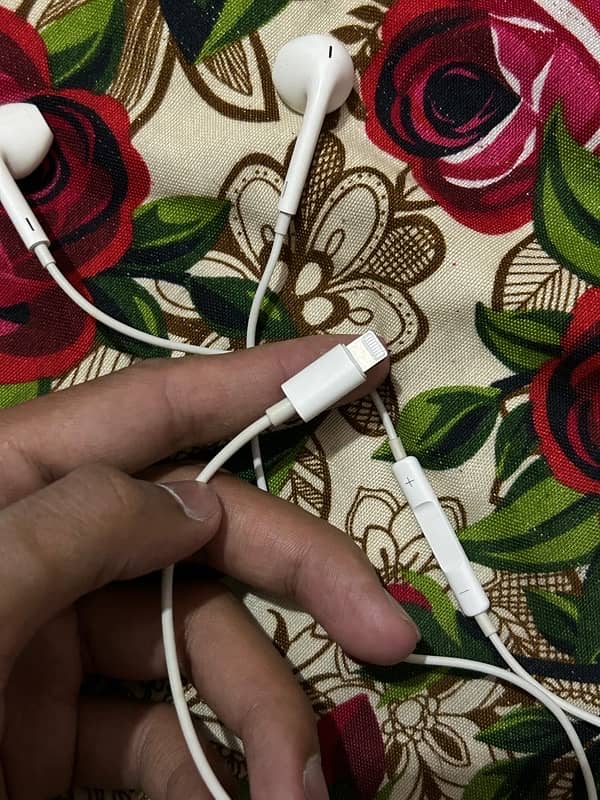 Apple iphone orignal Wired headFree 10/10 condition 3