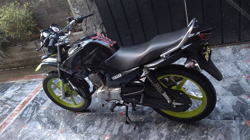 Yamaha YBR 125-G (Japanes Model 2016) 2