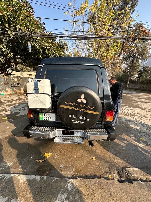 Mitsubishi Pajero 1989 5